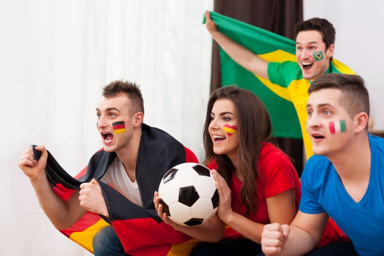 Torcedores assistindo jogo da Copa do Mundo com direito a folga no trabalho