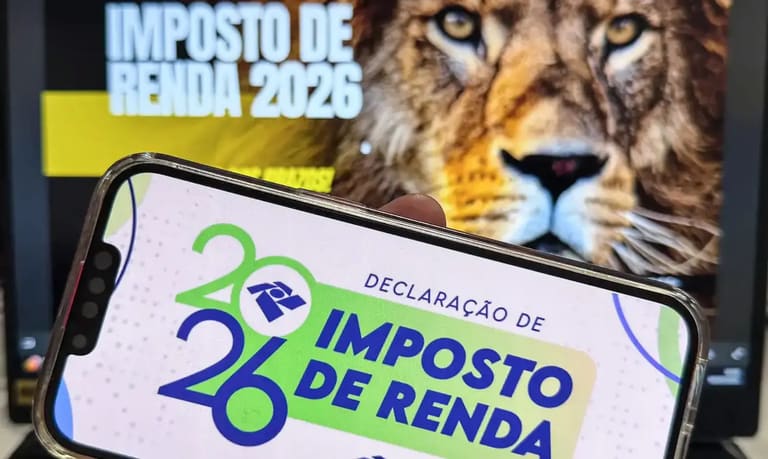 Declaração do Imposto de Renda 2026 exibida em celular com símbolo do leão ao fundo.
