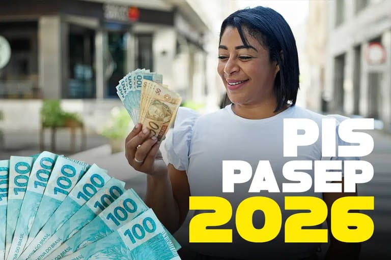 Pessoa sorrindo segurando notas de dinheiro representando o pagamento do PIS/Pasep 2026.