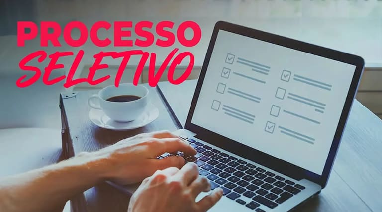 Profissional utilizando notebook para inscrição em processo seletivo da Secretaria de Saúde com vagas abertas.