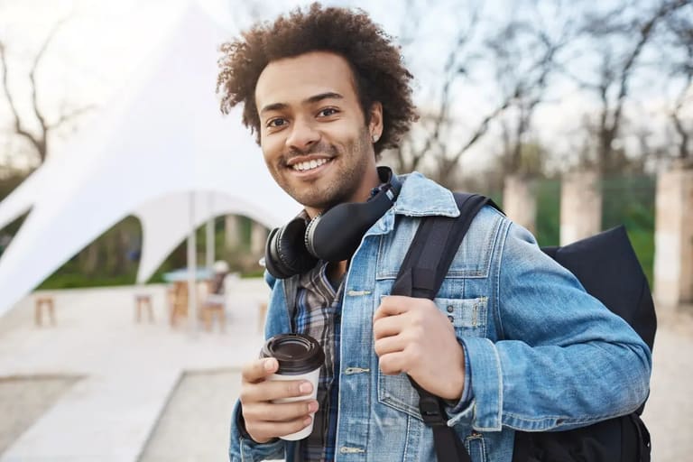 Jovem estudante do ensino médio com mochila e café, representando oportunidades de estágio em São Paulo