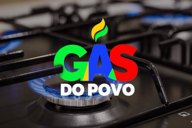 Milhões de famílias brasileiras podem estar pagando por algo que tem gratuidade garantida por lei. O governo acendeu o alerta: a recarga do Gás do Povo não pode ter qualquer taxa extra. Criado para substituir o Auxílio Gás dos Brasileiros, o programa garante o botijão de gás sem custo direto para os beneficiários. Mesmo assim, muitos ainda desconhecem seus direitos e acabam aceitando cobranças irregulares no momento da recarga. Diante disso, entender como funciona o benefício é essencial para proteger o orçamento da família. Fogão com chama acesa e ilustração do programa Gás do Povo representando a recarga gratuita anunciada pelo governo, sem cobrança de taxa