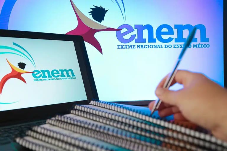 Estudante utilizando computador para acessar informações sobre isenção da taxa de inscrição do Enem 2026.