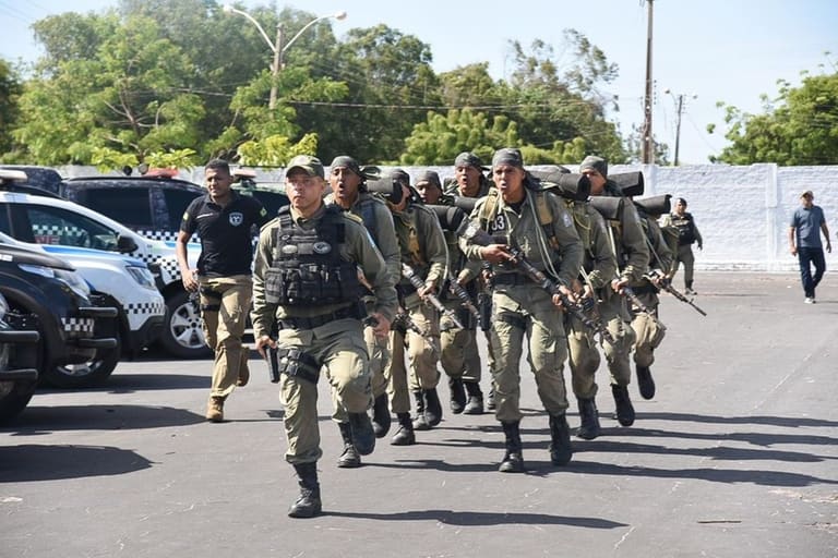 Tropa da Polícia Militar do Piauí em formação de instrução realizando treinamento tático com fardamento operacional