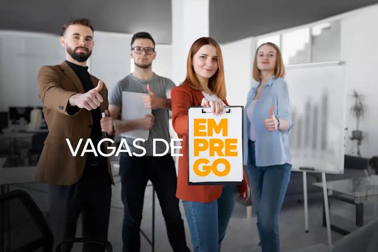Profissionais segurando placa com vagas de emprego abertas na última semana de abril no Rio.