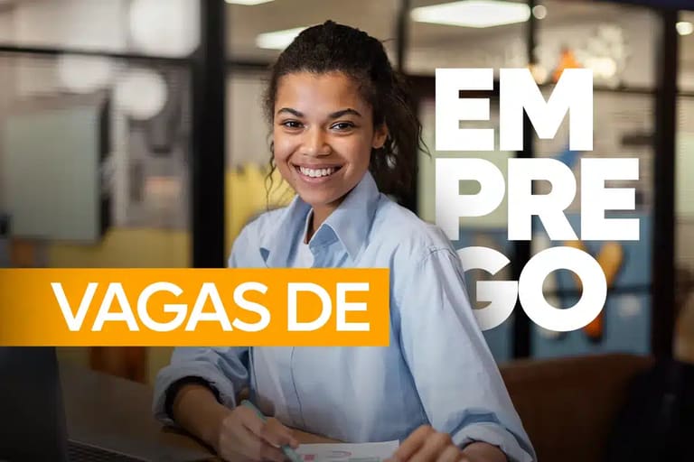 Mulher jovem de camisa azul clara sorrindo em escritório com texto "Vagas de Emprego" sobreposto