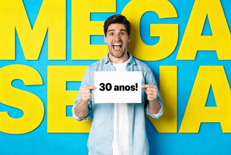 Homem jovem sorrindo segura placa "30 anos!" com fundo azul e letras amarelas "MEGA SENA".