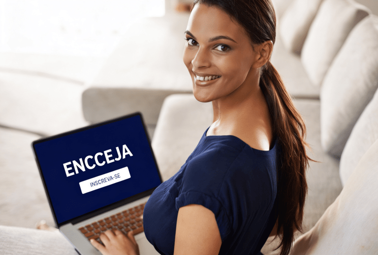 Jovem se inscrevendo no Encceja pelo notebook em casa.