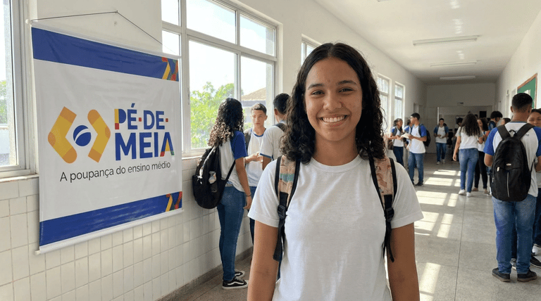 Estudante sorri em escola beneficiada pelo programa Pé-de-Meia.