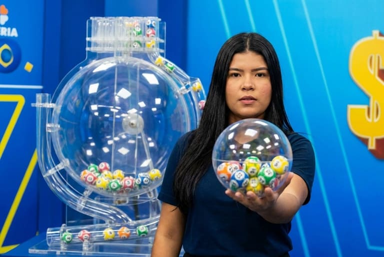 Mulher segura globo transparente com bolas numeradas coloridas em estúdio de loteria azul