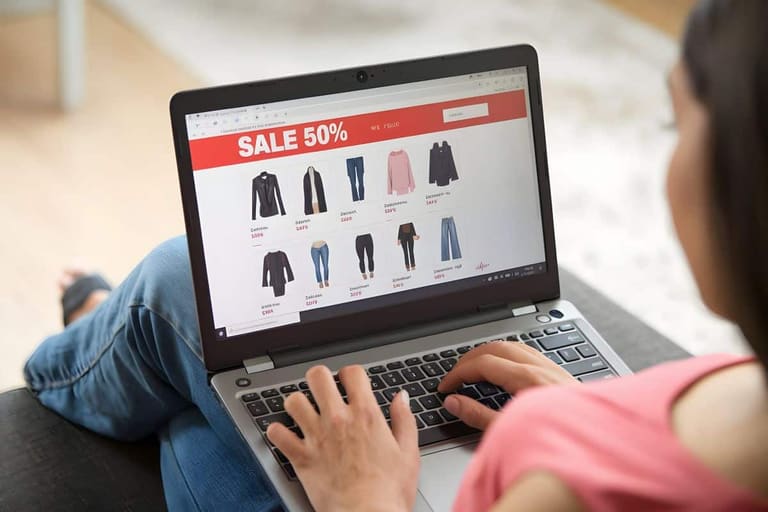 Mulher fazendo compras online.