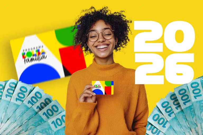 Mulher negra sorridente com blusa laranja segura cartão do Bolsa Família rodeada por notas de R$100