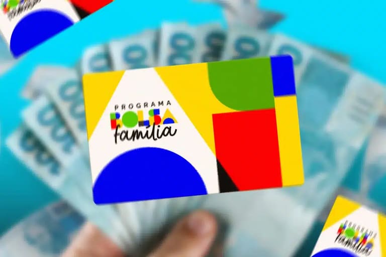 Cartão do Bolsa Família sobre notas de cem reais representando a antecipação do pagamento para 1,22 milhão de famílias nesta segunda-feira, 18.