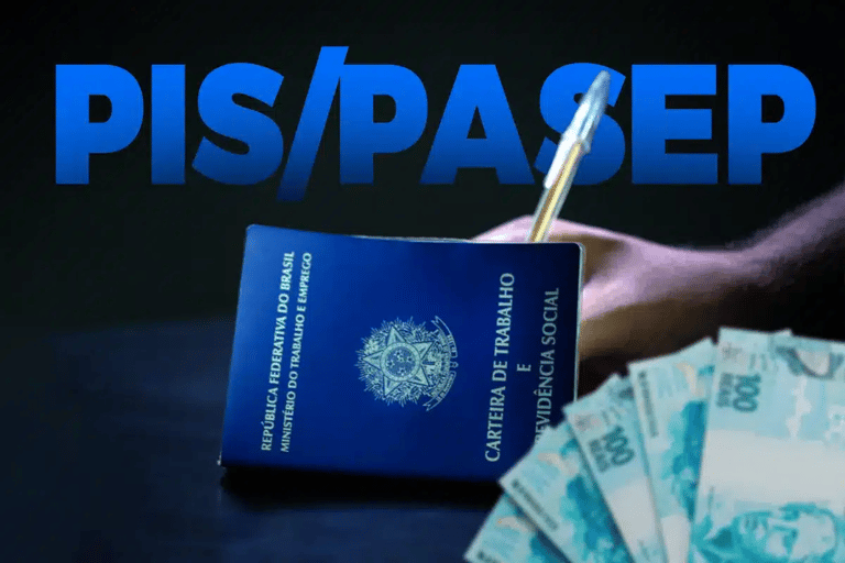 Carteira de Trabalho azul ao lado de cédulas de cem reais e mão segurando caneta com a sigla PIS/PASEP em destaque sobre fundo escuro