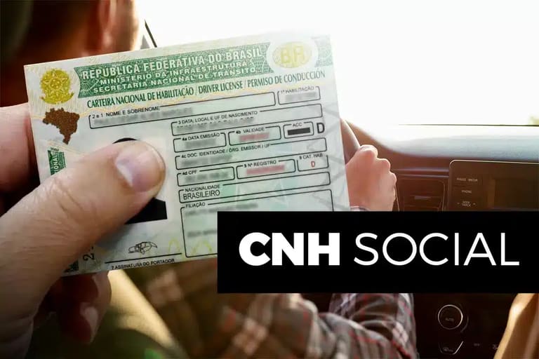 Pessoa segura CNH dentro de veículo com logotipo CNH Social sobreposto, representando o programa de habilitação gratuita