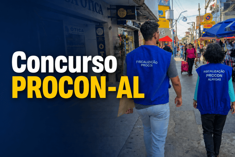 Dois fiscais do PROCON Alagoas com coletes azuis caminham em rua comercial movimentada durante operação de fiscalização