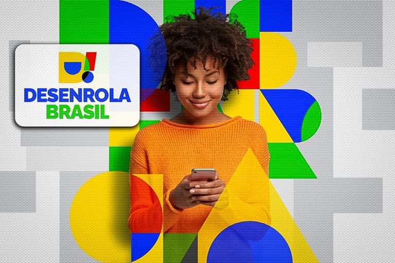 Mulher de blusa laranja sorrindo enquanto utiliza celular ao lado do logotipo do Desenrola Brasil