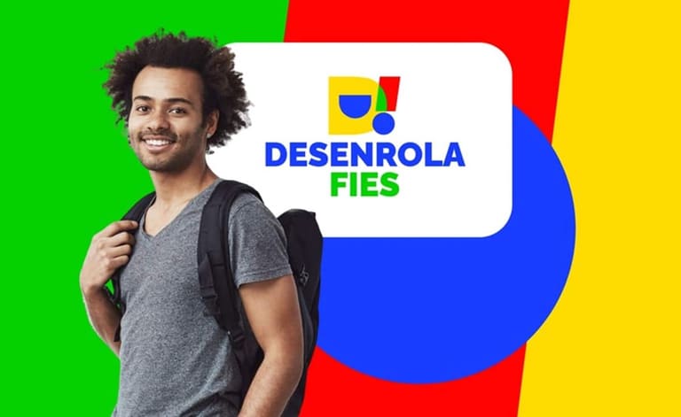 Jovem sorridente com mochila nas costas posa ao lado da logomarca do Desenrola Fies sobre fundo colorido em verde vermelho azul e amarelo