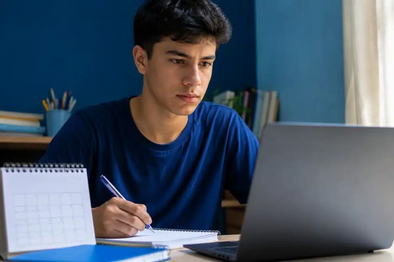 Estudante brasileiro atento diante do notebook, representando o acompanhamento da abertura das inscrições do Enem 2026.