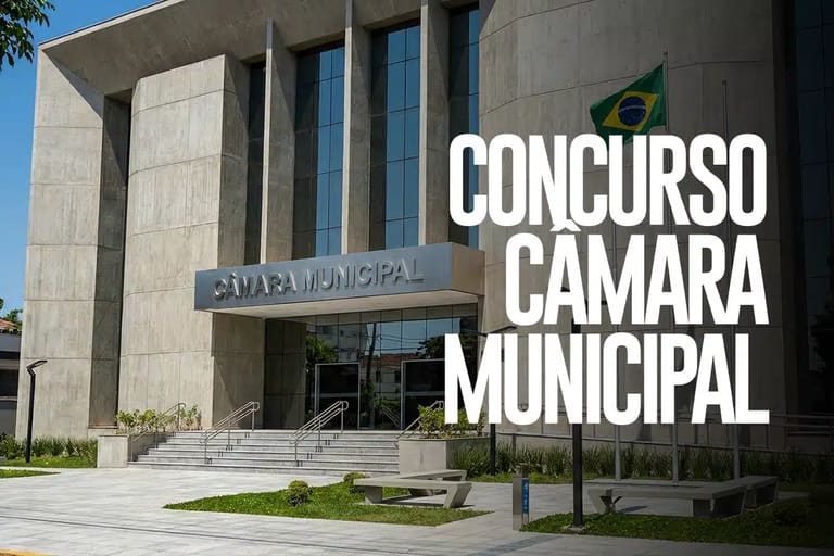 Fachada moderna do prédio da Câmara Municipal com bandeira do Brasil e arte com o texto "Concurso Câmara Municipal".