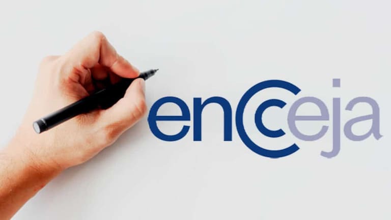 Mão segurando caneta preta ao lado do logotipo do Encceja em fundo branco com letras estilizadas