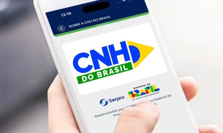 Mão segura um smartphone que exibe a tela inicial do aplicativo CNH do Brasil, plataforma oficial do Ministério dos Transportes e do Serpro para o processo de habilitação no país.