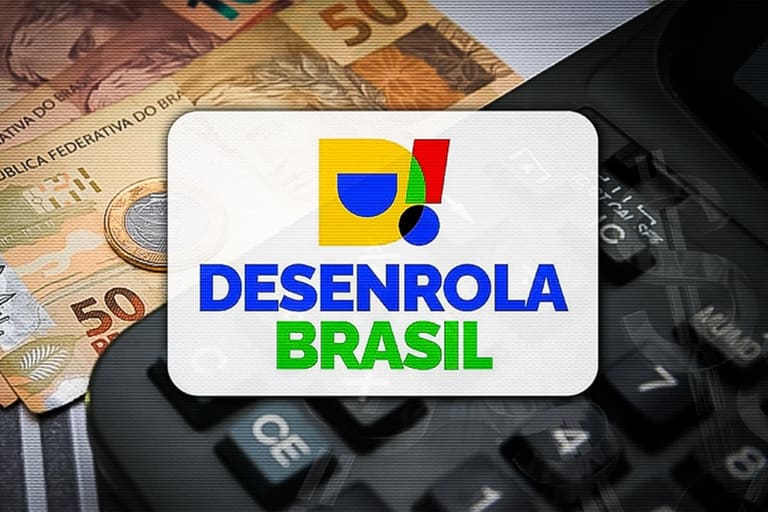 Logotipo do Desenrola Brasil sobre cédulas de real e calculadora preta