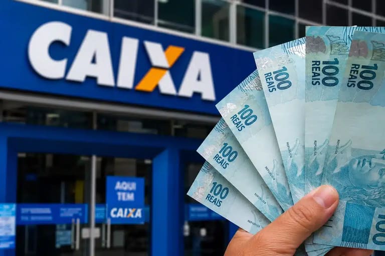 Mão segurando notas de R$ 100 em frente à agência da CAIXA, representando o depósito de R$ 800