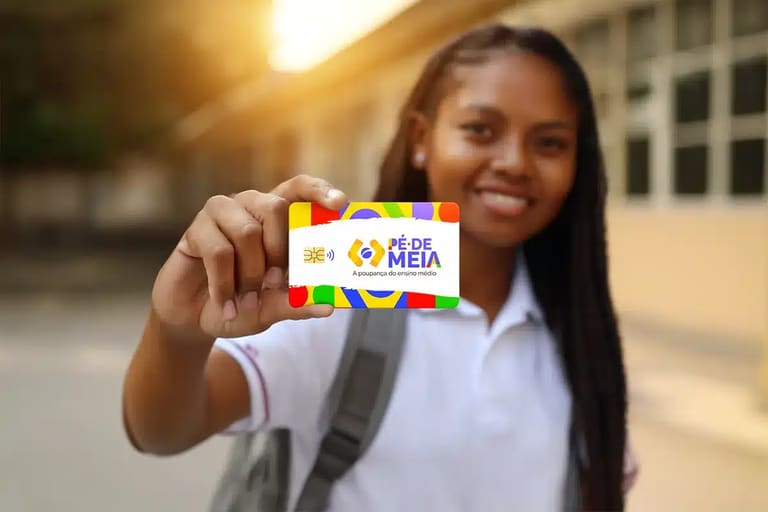 Estudante exibe cartão do programa Pé-de-Meia, que paga incentivo financeiro a alunos do ensino médio público em 2026
