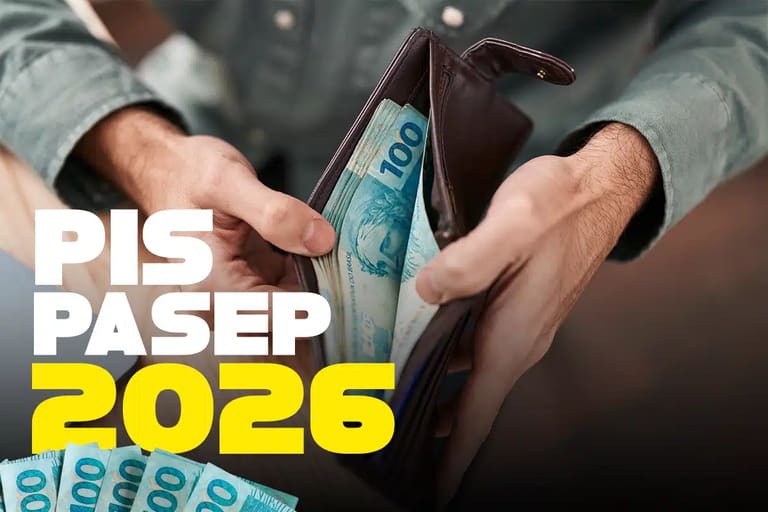 Mãos masculinas seguram carteira marrom aberta com notas de 100 reais e texto PIS PASEP 2026 sobreposto.