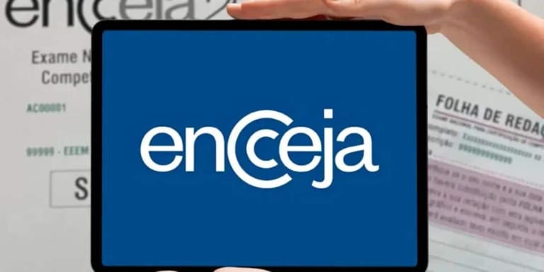 Pessoa segurando tablet com o logotipo do Encceja em destaque sobre fundo com folha de redação do exame