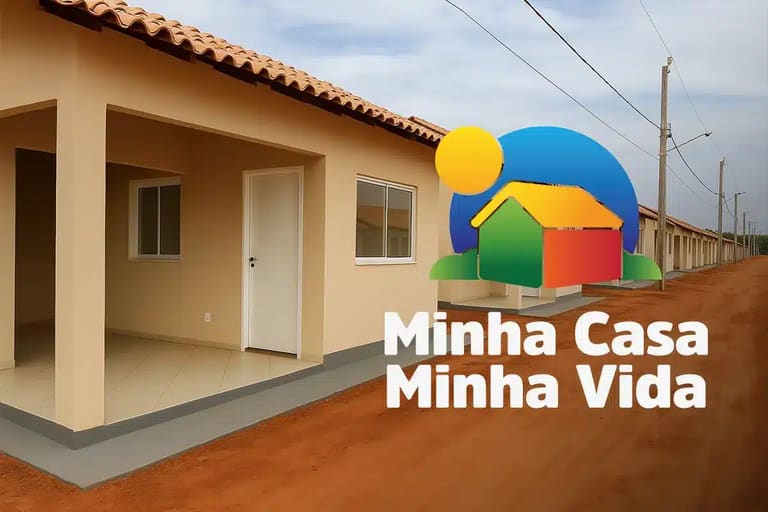 Casa popular com varanda e telhado de telhas cerâmicas ao lado do logotipo oficial do programa Minha Casa, Minha Vida, principal política habitacional do Governo Federal.