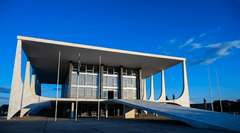 Fachada do Supremo Tribunal Federal em Brasília, em referência à decisão que negou a revisão da vida toda das aposentadorias do INSS.