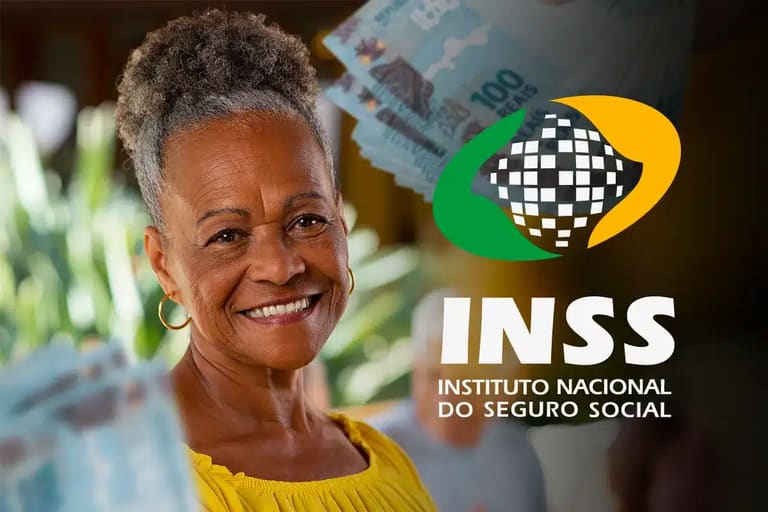 Aposentada sorrindo ao lado do logo do INSS e cédulas de dinheiro, ilustrando pagamento da segunda parcela do 13º salário sem descontos.