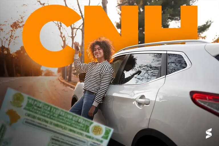 Jovem comemorando ao receber nova CNH ao lado de carro branco, destacando aumento na emissão de carteiras de habilitação.