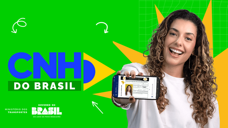 Mulher sorri exibindo a carteira de habilitação digital no celular ao lado da marca CNH do Brasil