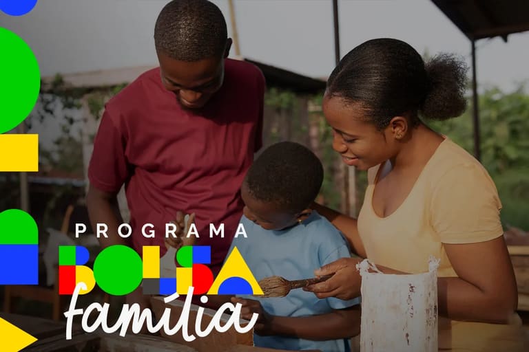 Família com criança ao lado da identidade visual do Programa Bolsa Família