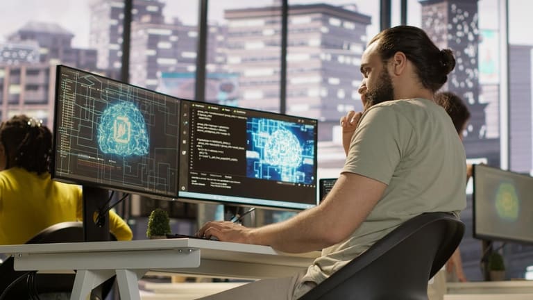 Desenvolvedor analisa rede neural em múltiplos monitores, cenário que ilustra o alerta da Anthropic sobre desacelerar o avanço da inteligência artificial