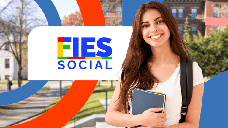 Estudante sorridente com mochila e cadernos ao lado do logotipo do Fies Social