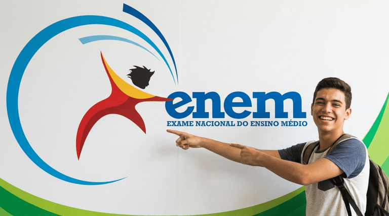 Jovem candidato sorri ao apontar para a logomarca do Exame Nacional do Ensino Médio em painel ilustrado